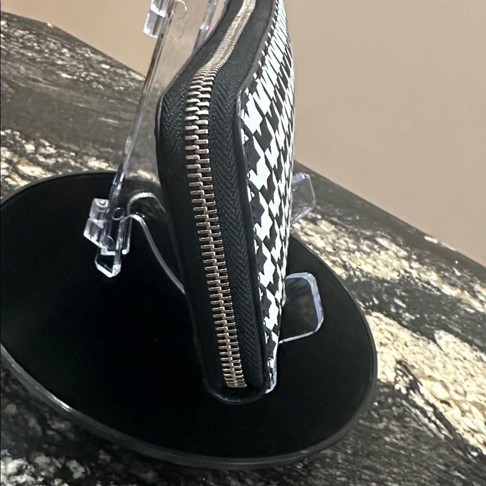 EUC Michael Kors Houndstooth Wallet🖤🤍 - Picture 5 of 13